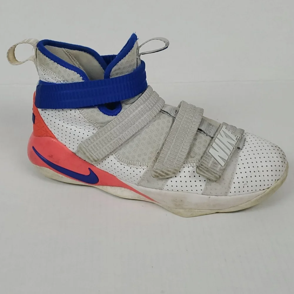 Nike LeBron Zoom Soldier Aj5123-101 shoes size 7Y